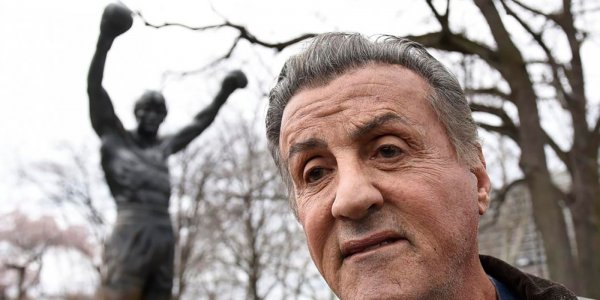 [VIDEO] Sylvester Stallone fue a visitar la estatua de Rocky y sorprendió a sus fans