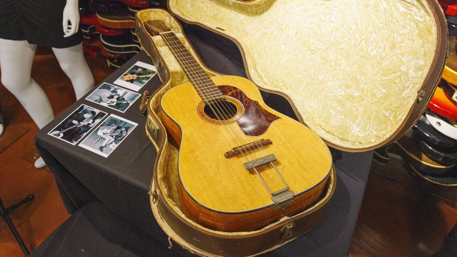 Subastan a un precio récord la guitarra perdida de Lennon